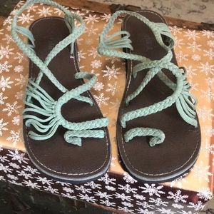 Plaka handwoven sandals